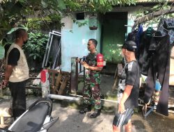 Babinsa Kepatihan Wetan Terjun Ke Lapangan Cek Fasilitas Umum MCK di Wilayah Binaan
