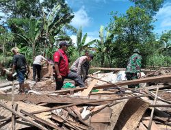 Babinsa Koramil 0818/16 Sumbermanjing Wetan Lakukan Kerja Bakti Bantu Bersihkan Reruntuhan Bangunan Rumah