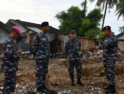 Kasal Serahkan Santunan Kepada Korban Kebakaran Rumdis TNI AL Arafuru Palembang
