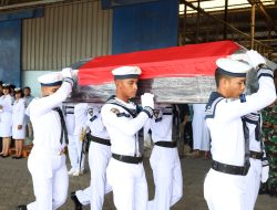 Personil Lantamal IV Berikan Penghormatan Terakhir Kepada Prajurit TNI AL Yang Meninggal Dunia
