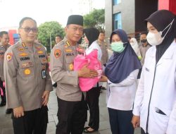 Sebagai Bentuk Perhatian Kepada PHL dan Office Boynya, PJU Polda Sumsel Memberikan Bantuan Sembako