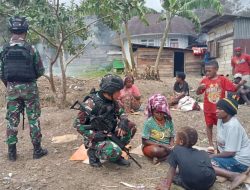 Duduk Bercerita Bersama Mama Papua, Cara Satgas Yonif Raider 142/KJ Semakin Akrab Dengan Masyarakat
