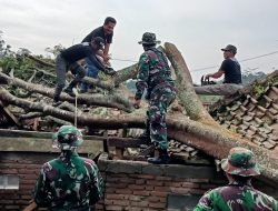 Kodim 0613/Ciamis Turunkan Puluhan Prajuritnya ke Lokasi Bencana Puting Beliung di Kecamatan Panawangan