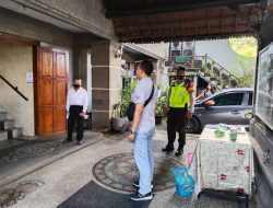 Pastikan Berjalan Aman, Personil Polsek Tabahan Lakukan Pengamanan Ibadah Kebaktian Misa Minggu