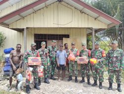 Dandim 1715/Yahukimo Berikan Bantuan Sembako Kepada Masyarakat Di Kampung Samboga Dekai