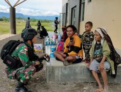 Canda Tawa Anak Dan Mama Mama Bersama Satgas Yonif Raider 142/KJ