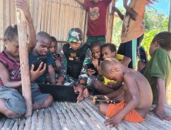 Meningkatkan Kecerdasan Anak Di Perbatasan, Satgas Pamtas Yonif 725/Woroagi Kenalkan Dunia Melalui Smartphone