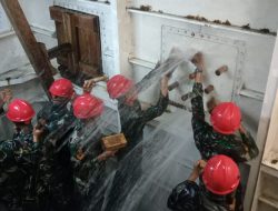 Atasi Kebocoran Di Kapal, Siswa Dikmaba TNI AL Angkatan XLII/1 Pusdiktek Lattek Penanggulangan Kebocoran