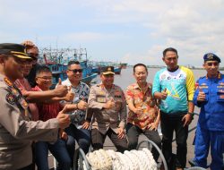 Luar Biasa Gelar Jum’at Curhat di Atas Kapal, Kapolda Kalbar Akan Terus Berikan Pelayanan Terbaik Kepada Para Nelayan