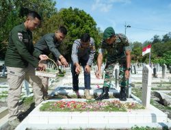 Anggota Staf Penerangan Divif 2 Kostrad Melaksanakan Ziarah ke TMP Untung Suropati