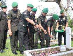 Personil Pendam XII/Tpr Ziarah ke Taman Makam Pahlawan Dalam Acara Peringati HUT Ke-72 Penerangan Angkatan Darat