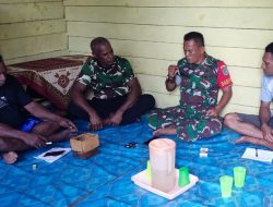 Melalui Komsos, Babinsa Koramil Muting Ajak Aparat Kampung Jaga Kekompakan dan Gotong-Royong