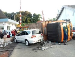Truk Paving Blok Terguling Dan Tabrak Mobil di Rel Kereta Batu Tulis, Ini Penyebabnya