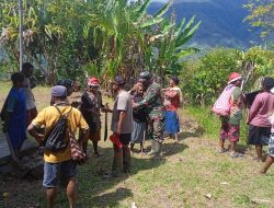 Hilangkan Trauma Masyarakat, Babinsa Kiwirok Kunjungi Kampung Apom
