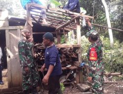 Babinsa Sambi Gotong Royong Bongkar Rumah Warga