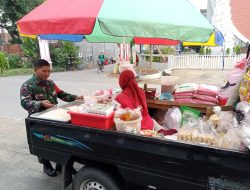 Babinsa Danukusuman Komsos Dengan Pedagang Keliling & Pantau Harga Sembako