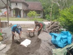 Peduli Dengan Warga Babinsa Bantu Pembuatan Rumah 