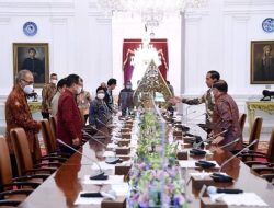Presiden Jokowi Bertemu Perwakilan Industri Jasa Keuangan di Istana Merdeka