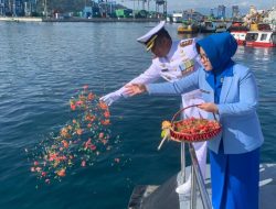 Komandan Lanudal Manado Ikuti Upacara Tabur Bunga Hari Dharma Samudera di Perairan Selat Lembeh Bitung