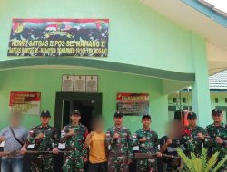 Percaya Dengan TNI, Warga Perbatasan Serahkan Dua Pucuk Senpi Rakitan Kepada Satgas Pamtas Yonarmed 19/105 Trk Bogani