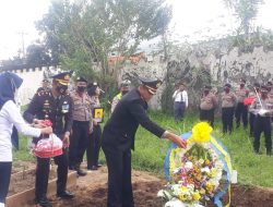 Kasat Samapta Polrestabes Medan Pimpin Upacara Pemakaman Anggotanya Dan Berikan Penghormatan Terakhir
