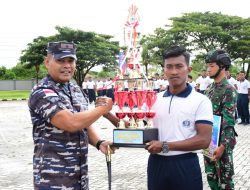 Danlantamal XI Serahkan Hadiah Pemenang Berbagai Perlombaan Dalam Rangka HUT Lantamal XI