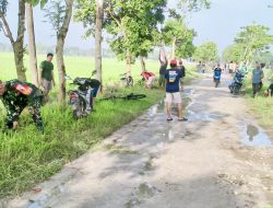 Bersama Pemdes dan Warga Sumuragung, Babinsa Sumberrejo Bojonegoro bersihkan Jalan Poros Desa
