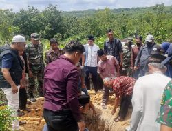 Wujud Kepedulian Babinsa Hadiri Pemakaman Warga Binaannya