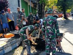 Peduli Kebersihan Lingkungan, Anggota Koramil Wlingi Gelar Kerja Bakti Pembersihan Drainase