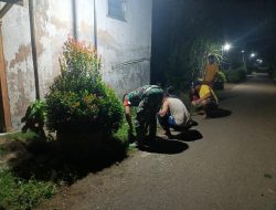 Personil Koramil 0818/35 Pagelaran Lakukan Karya Bakti Pembersihan Saluran Air