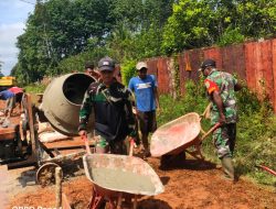 Babinsa Koramil Ulilin dan Masyarakat Kerja Bhakti Pengecoran Jalan Kampung