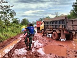 Babinsa Pos Ramil Jagebob Membantu Masyarakat Melintasi Jalan Rusak