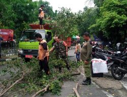 Peduli Kebersihan Lingkungan, Babinsa Kelurahan Manahan Kerja Bakti Bersama Warga