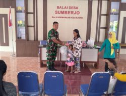 Babinsa Koramil Kademangan, Dampingi Pembagian Bantuan Gizi Kepada Anak Yang Mengalami Stunting