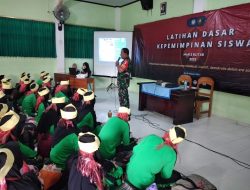 Wujudkan Generasi Muda Yang Berkualitas, Babinsa Wlingi Berikan Materi Latihan Dasar Kepemimpinan Siswa