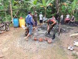Anggota Koramil 0818 /16 Sumawe Lakukan Karya Bakti Renovasi Tiga Rumah Tidak Layak Huni