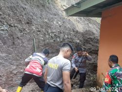 Tanah Longsor di Batulayar, Kapolres Lombok Barat Atensi Jajarannya untuk Melakukan Penanganan