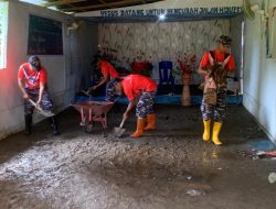 Prajurit Lanudal Manado Membantu Pembersihan Tempat Ibadah dan Aliran Sungai Pasca Banjir