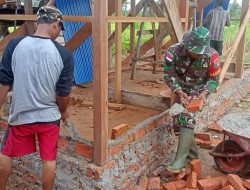 Babinsa Koramil Muting dan Masyarakat Kerja Bhakti Membuat MCK Masjid 
