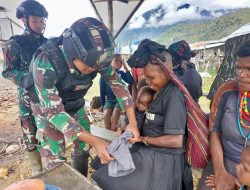 Peduli Antar Sesama! Satgas Yonif Raider 321/GT Bagikan Pakaian Distrik Yigi Papua Pegunungan