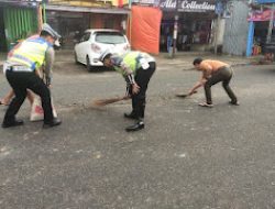 Satuan Lalulintas Polres Pagaralam Polda Sumsel, Turun Ke Jalan Bersihkan Pasir Penyebab Kecelakaan