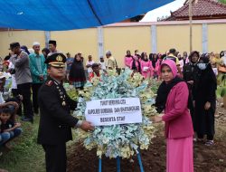 Penghormatan Terakhir, Kapolres Sumbawa Pimpin Upacara Pemakaman Anggotanya