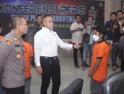 Seorang Pengedar Sabu Tertangkap Saat Asyik Nyabu bersama Saudaranya di Kediamannya