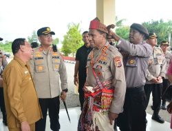 Kunjungan Kerja di Polres Kupang, Kapolda NTT dan Ketua Bhayangkari Daerah dikenakan Pakaian Adat Khas Amarasi