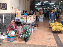 Cek Kestabilan Harga Sembako, Babinsa Sudiroprajan Sambangi Pedagang Dan Pengunjung Pasar Gede Solo