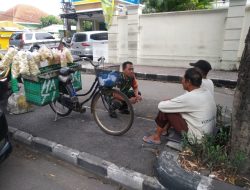 Di Pinggir Jalan Babinsa Purwosari Komsos Dengan Penjual Kerupuk Keliling Dan Tukang Parkir