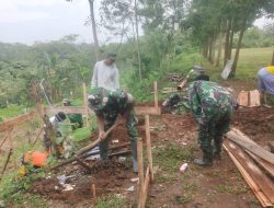 Mantapkan Kemanunggalan TNI-Rakyat, Babinsa Sidoharjo Karya Bakti Bersama Warga