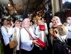 Tinjau Pasar Beringharjo, Ibu Iriana dan Ibu Wury Dukung Produk UMKM Lokal