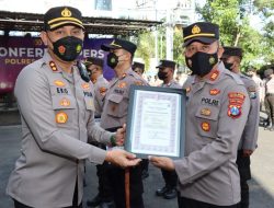 Kapolres Tulungagung Berikan Penghargaan Kepada Kapolsek Berprestasi Dalam Penanganan Covid-19