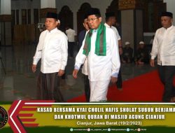 Kasad Bersama Kyai Cholil Nafis Sholat Subuh Berjamaah dan Khotmul Quran di Masjid Agung Cianjur